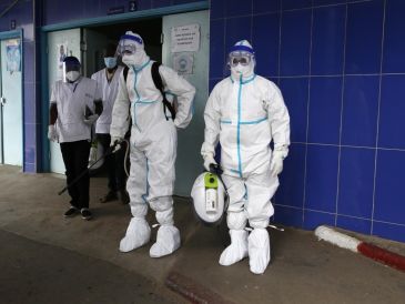 Según la OMS, el ébola presenta una tasa de mortalidad de entre el 60 % y el 80 %, se transmite por fluidos corporales y causa fiebres altas, debilidad intensa y hemorragias graves. EFE/EPA/L. Koula