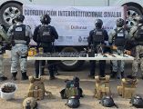 Elementos del Grupo de Operaciones Especiales, descubrieron una camioneta, con vidrios polarizados abandonada y en su batea se observó en forma inicial varios chalecos tácticos. ESPECIAL