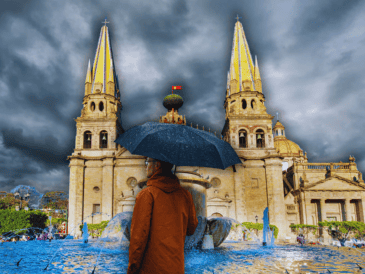 Descubre qué municipios registran precipitaciones ahora mismo, cómo evolucionará el clima durante la tarde y qué precauciones debes tomar al salir de casa o conducir hoy. ESPECIAL / CANVA