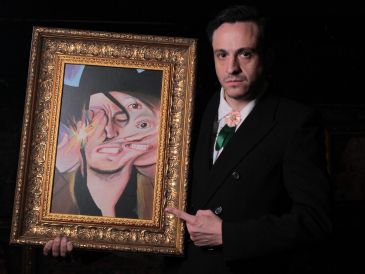 El comediante transforma experiencias caóticas y momentos difíciles en una narrativa cargada de ironía y observación cotidiana, sello que lo ha mantenido como una de las figuras más reconocidas de la comedia mexicana contemporánea. CORTESÍA