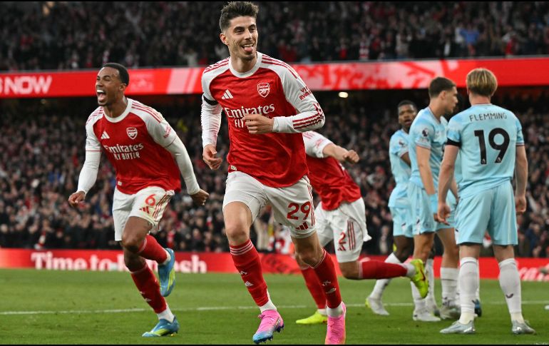 El triunfo deja a los de Mikel Arteta con una mano acariciando el trofeo de la Premier League. AFP/ G. KIRK.