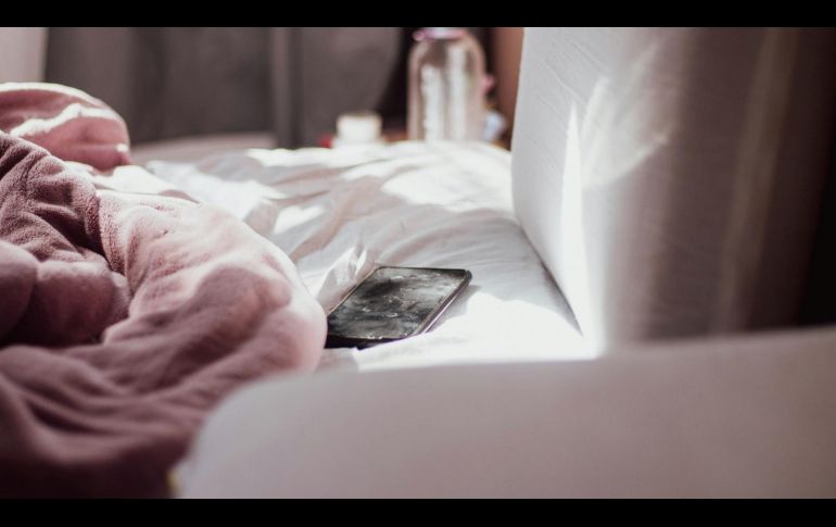 Dormir con el celular junto a la almohada o incluso debajo de ella se ha convertido en una práctica común para millones de personas. Pixabay