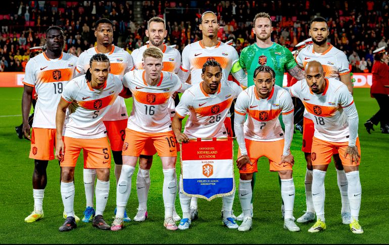 El estilo de juego y la presencia de futbolistas de jerarquía internacional en zonas puntuales del campo mantienen a la Naranja Mecánica como un conjunto peligroso. AFP/ M. VAN DORST.
