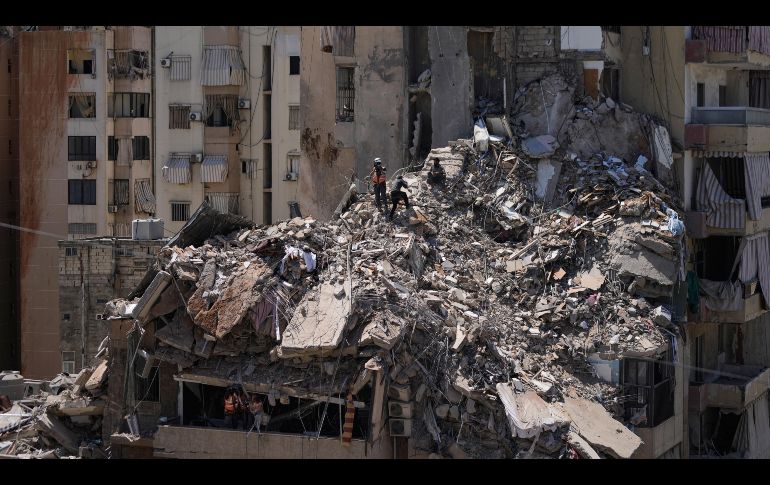 Rescatistas buscan entre los escombros de un edificio destruido por un ataque aéreo israelí en Dahiyeh, en los suburbios al sur de Beirut, Líbano. AP/B. Hussein