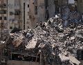 Rescatistas buscan entre los escombros de un edificio destruido por un ataque aéreo israelí en Dahiyeh, en los suburbios al sur de Beirut, Líbano. AP/B. Hussein