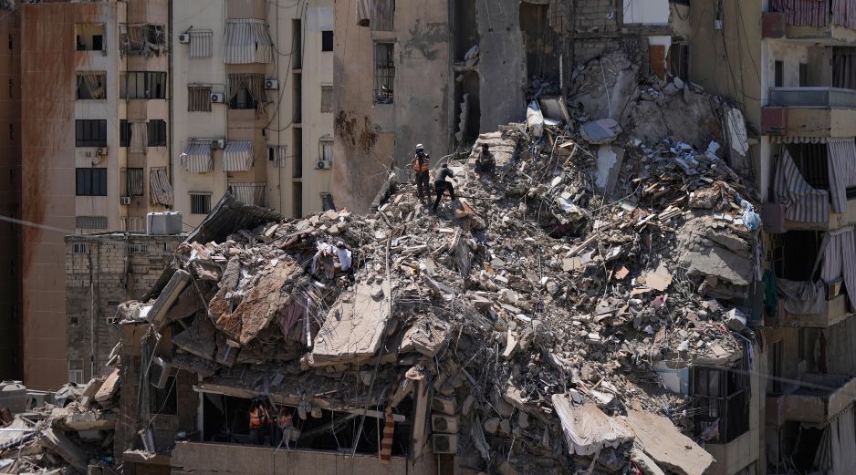 Rescatistas buscan entre los escombros de un edificio destruido por un ataque aéreo israelí en Dahiyeh, en los suburbios al sur de Beirut, Líbano. AP/B. Hussein