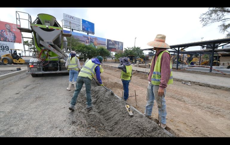 El patio, habilitado en la gasa ubicada bajo el paso elevado de ingreso y salida del aeropuerto, cuenta con un avance de 85%, tendrá capacidad hasta para 60 vehículos de manera simultánea, iluminación, seguridad, servicio de baños y zona de espera. CORTESÍA