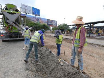 El patio, habilitado en la gasa ubicada bajo el paso elevado de ingreso y salida del aeropuerto, cuenta con un avance de 85%, tendrá capacidad hasta para 60 vehículos de manera simultánea, iluminación, seguridad, servicio de baños y zona de espera. CORTESÍA