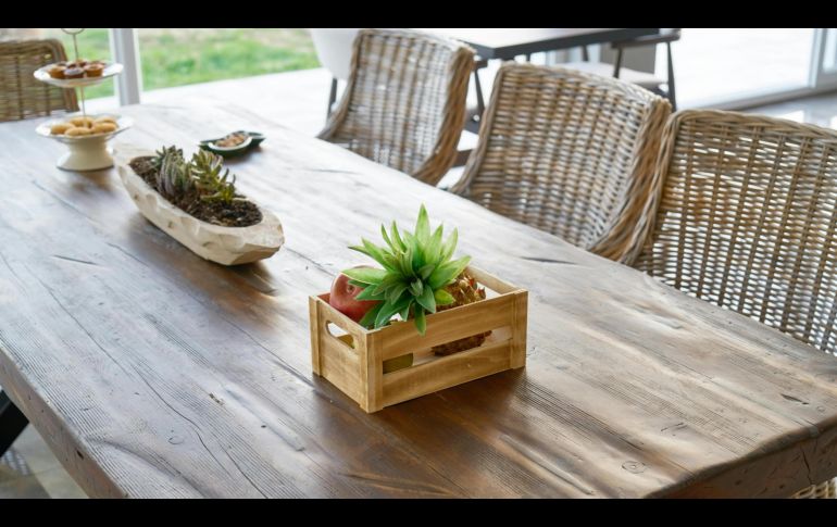 Una madera descuidada presenta manchas, grietas, pérdida de brillo y resequedad. ESPECIAL/PEXELS