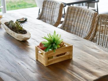 Una madera descuidada presenta manchas, grietas, pérdida de brillo y resequedad. ESPECIAL/PEXELS