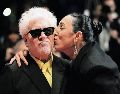 La actriz Rossy de Palma besa la mejilla del director Pedro Almodóvar tras la presentación de la cinta “Amarga Navidad”. EFE