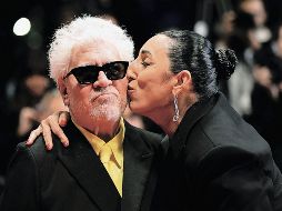La actriz Rossy de Palma besa la mejilla del director Pedro Almodóvar tras la presentación de la cinta “Amarga Navidad”. EFE