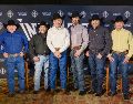 Intocable. La agrupación posa desde el Freeman Coliseum, en San Antonio, Texas. AFP