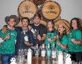 En portada: Polo Salles, Gonzalo García Vivanco, Tony Salles, Alethia Sada, Gina Castillo y Sophie Bilyea. GENTE BIEN JALISCO / Revista del 22 de mayo 2026