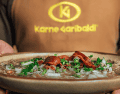 La experiencia de comer en este recinto responde al porqué miles de turistas lo incluyen en su itinerario al visitar la ciudad. Karne Garibaldi ESPECIAL