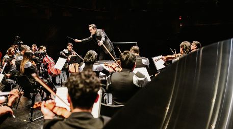 El músico Juan Pablo Contreras dirige a la Orquesta Latino Mexicana, en la foto. CORTESÍA