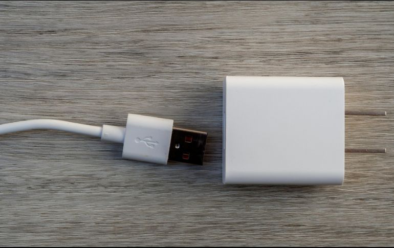 Sentir que el adaptador de tu teléfono arde al tacto es una preocupación común que no debes ignorar. Unsplash