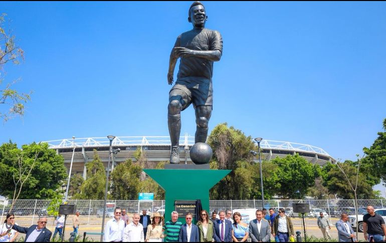 La figura alcanza los 9.5 metros de altura y según la alcaldesa de Guadalajara, Verónica Delgadillo, ayudará a mantener viva la memoria de los encuentros y figuras históricas que pasaron por el Estadio Jalisco. EL INFORMADOR / A. Navarro