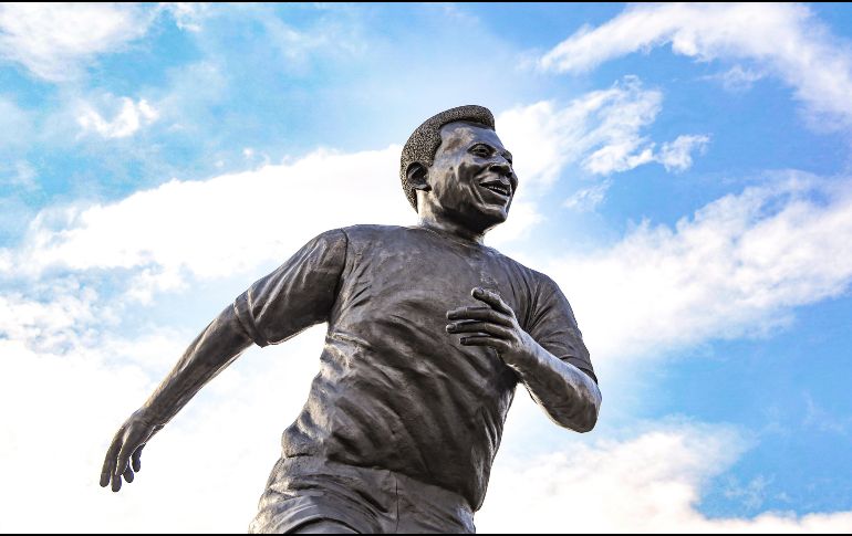 Pelé construyó un lazo deportivo y personal con Guadalajara en 1975. EFE/F. Guasco