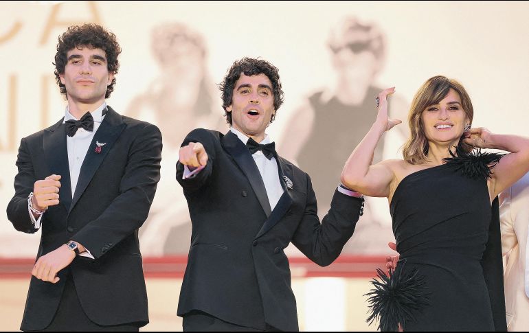 El director, guionista y productor español Javier Calvo, el director, guionista y productor español Javier Ambrossi y la actriz española Penélope Cruz. AFP/S. Al-Doumy