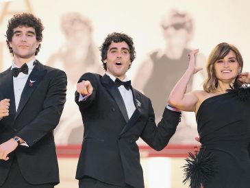 El director, guionista y productor español Javier Calvo, el director, guionista y productor español Javier Ambrossi y la actriz española Penélope Cruz. AFP/S. Al-Doumy
