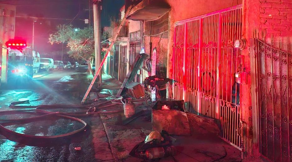 Al interior de la vivienda había bastante menaje, como ropa, muebles y camas, lo que propició que el incendio se propagara de manera acelerada. ESPECIAL / Bomberos Tonalá