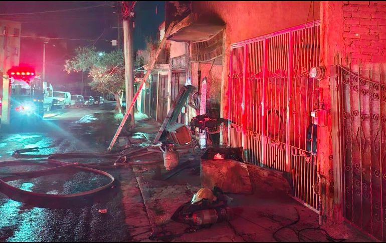 Al interior de la vivienda había bastante menaje, como ropa, muebles y camas, lo que propició que el incendio se propagara de manera acelerada. ESPECIAL / Bomberos Tonalá