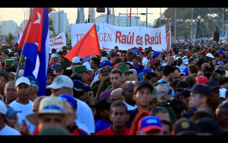 Personas asisten a un evento en apoyo al expresidente de Cuba Raúl Castro este viernes, en La Habana. EFE/E. Mastrascusa