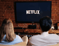 Para evitar la frustración de perder una película o serie que estabas viendo, puedes revisar el aviso de “Último día para ver” en la ficha del título dentro de la plataforma. CANVA