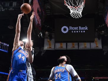 El Thunder de Oklahoma arruinó la fiesta que trataron de montar los Spurs en San Antonio y ganaron 123-108 para tomar la delantera. AFP / M. Gonzales