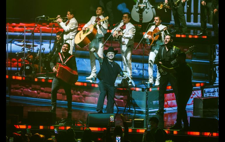 Con un Auditorio Telmex casi a reventar -pero sin el lleno total-, el cantante sinaloense dejó en claro una vez más el cariño desmedido que le tiene el público tapatío. EL INFORMADOR / A. Navarro