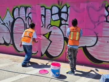 "Los tres jóvenes regresaron, acompañados de personal del Ayuntamiento tapatío, al espacio donde fue pintado el mural “Guadalajara es Mundialista”. AYUNTAMIENTO DE GUADALAJARA