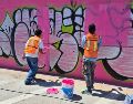 "Los tres jóvenes regresaron, acompañados de personal del Ayuntamiento tapatío, al espacio donde fue pintado el mural “Guadalajara es Mundialista”. AYUNTAMIENTO DE GUADALAJARA