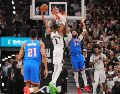 Victor Wembanyama lideró a los Spurs con 33 puntos en la contundente victoria sobre el Thunder para empatar la Final del Oeste. AFP/ J. D. GARRABRANT.
