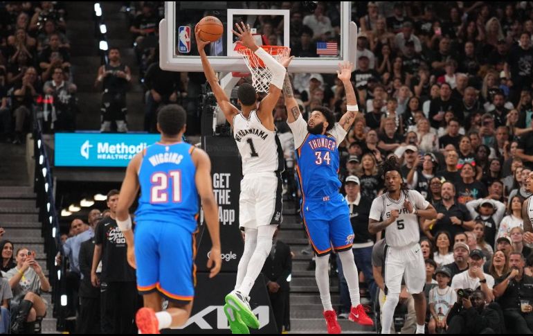 Victor Wembanyama lideró a los Spurs con 33 puntos en la contundente victoria sobre el Thunder para empatar la Final del Oeste. AFP/ J. D. GARRABRANT.