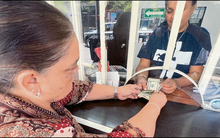 Una mujer cambia dólares enviados desde Estados Unidos, en medio de la incertidumbre por nuevas disposiciones económicas. EL INFORMADOR/ Archivo
