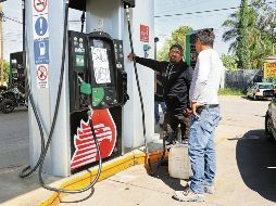 Conductores tapatíos enfrentan estaciones con suministro limitado y nuevos aumentos en el precio de los combustibles, en medio de reportes de desabasto. EL INFORMADOR/ J. Acosta