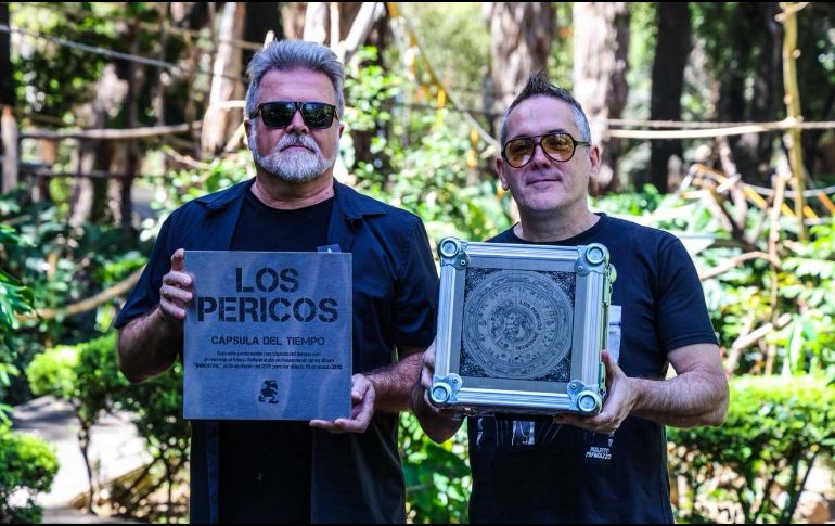Willie Valentinis y Juanchi Baleirón con la cápsula del tiempo que será reabierta dentro de 50 años. EL INFORMADOR / A. Navarro