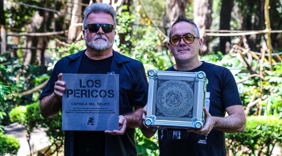 Willie Valentinis y Juanchi Baleirón con la cápsula del tiempo que será reabierta dentro de 50 años. EL INFORMADOR / A. Navarro