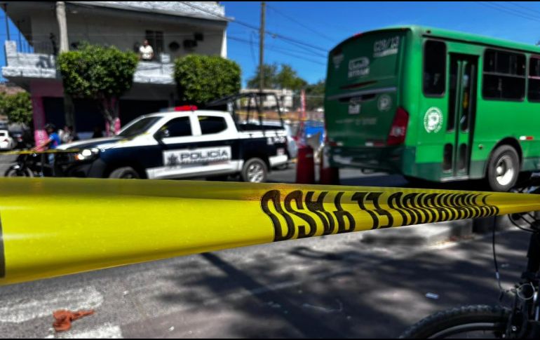 Servicios médicos confirmaron la muerte del adulto mayor tras el fuerte impacto provocado por la unidad de transporte público. CORTESÍA/SECRETARÍA DE SEGURIDAD DEL ESTADO