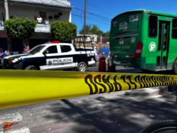 Servicios médicos confirmaron la muerte del adulto mayor tras el fuerte impacto provocado por la unidad de transporte público. CORTESÍA/SECRETARÍA DE SEGURIDAD DEL ESTADO