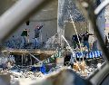 Varias personas limpian los escombros de un edificio destruido en los ataques aéreos israelíes, en Tiro, Líbano. XINHUA/A. Hashisho