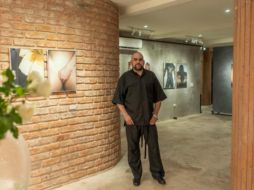 La propuesta visual de García-Villa se sostiene en una fotografía cuidada y minimalista, donde cada encuadre parece construido desde la contemplación y no desde el exceso. CORTESÍA