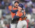 Alimber Santa. El relevista de Houston (izquierda) logró terminar la faena al retirar en orden a los seis bateadores que enfrentó ayer en Arlington. AP