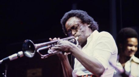 Su actitud desafiante, sus reinvenciones, su estética inconfundible convirtieron a Miles Davis en un referente del jazz. EFE / ARCHIVO