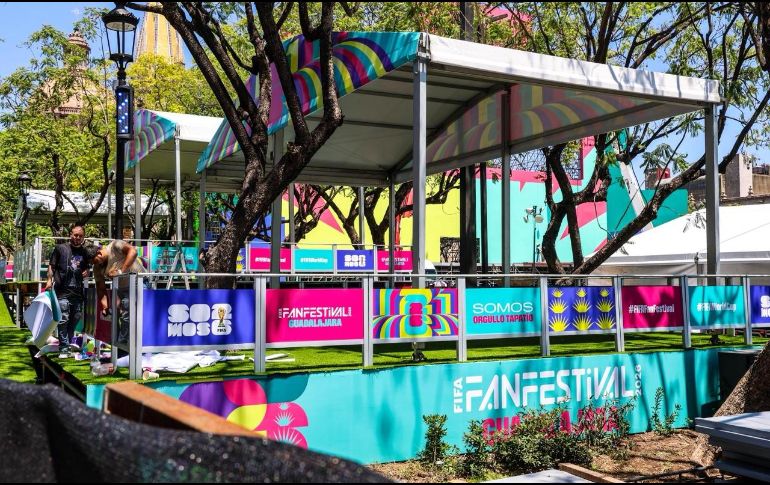 Personal trabaja en el montaje de la estructura del FIFA Fan Fes, acondicionado en el Centro Histórico como punto de reunión durante la justa. EL INFORMADOR / A. Navarro