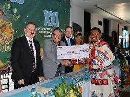Personalidades del sector educativo, formaron parte del presídium y hacen entrega simbólica a representante de la región Norte.
