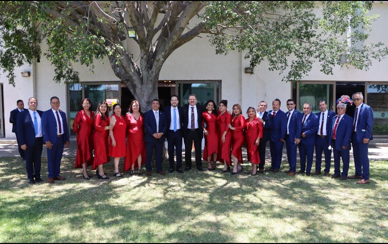 Personalidades del sector educativo, formaron parte del presídium y hacen entrega simbólica a representante de la región Norte. CORTESÍA.