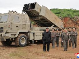 Fotografía cedida por la Agencia estatal de noticias norcoreana KCNA que muestra al líder del país, Kim Jong-un (i), durante el lanzamiento de misiles y cohetes en Pionyang. EFE/KCNA