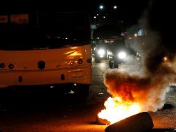 Al menos 9 vehículos fueron incendiados en Colima durante los bloqueos, señalan informes extraoficiales. EFE/ARCHIVO